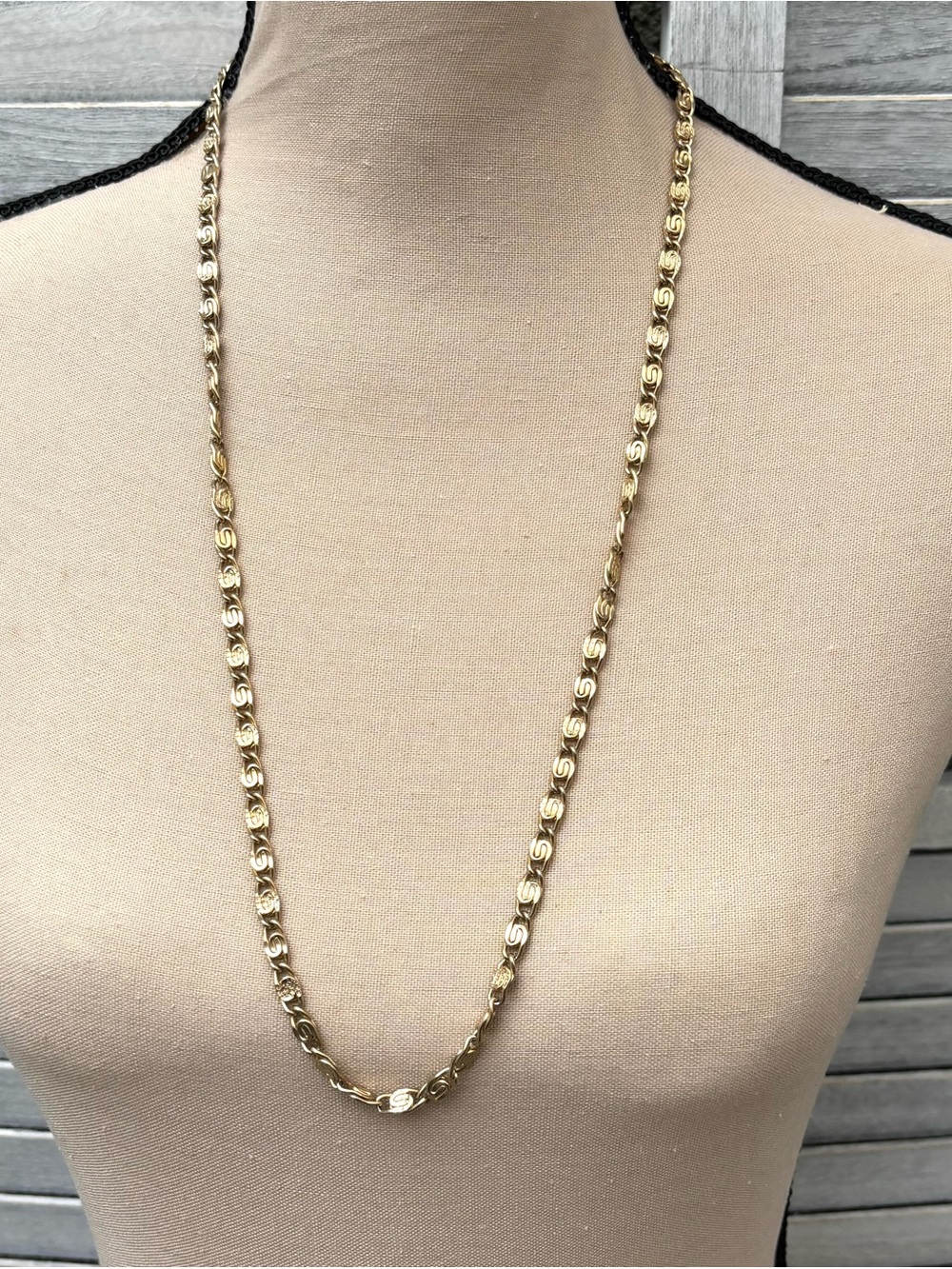 Vintage Avon 32" Gold Tone Swirl Link Necklace | Curated by Churoncalla